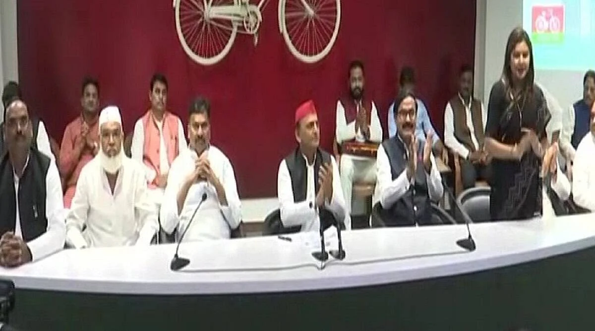 उत्तर प्रदेश में बसपा और भाजपा को अखिलेश का बड़ा झटका, 7 बागी विधायको ने थामा सपा का हाथ