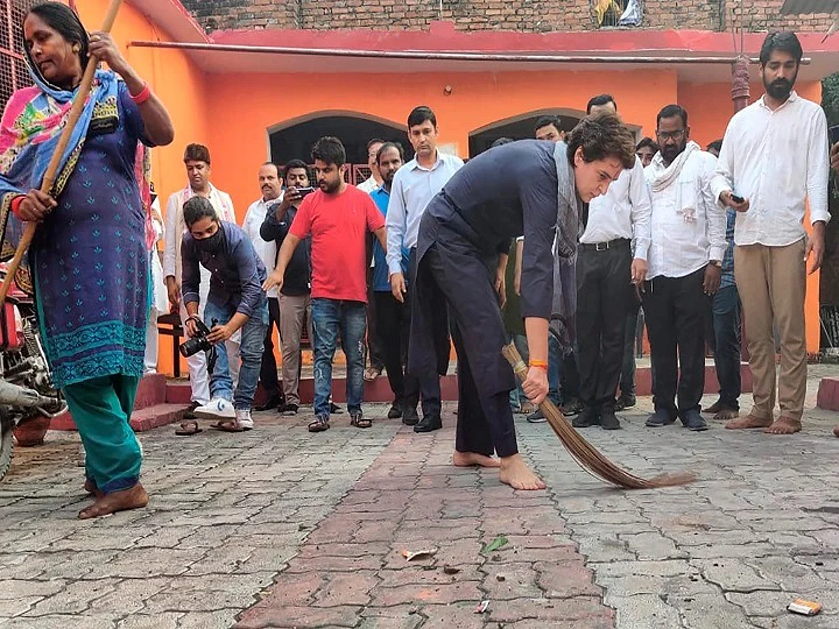 मुख्यमंत्री योगी के झाड़ू वाले ब्यान पर प्रियंका का विरोध, वाल्मीकि आश्रम पहुंच लगाई झाड़ू, जानिए पूरी खबर