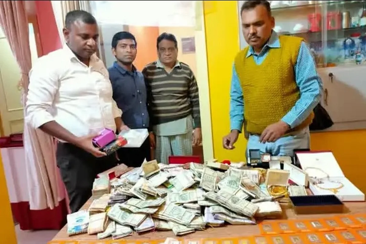 बिहार : मंत्री जनक राम के OSD समेत तीन रिश्तेदारों के ठिकानो पर विजिलेंस की रेड , अवैध संपत्ति बरामद
