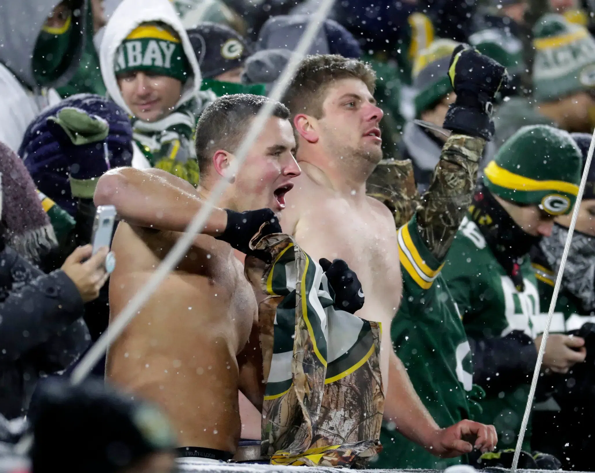 https://sportzpoint.com/other-sports/warmth-on-demand-how-portable-heated-blankets-elevate-your-stadium-sports-experience