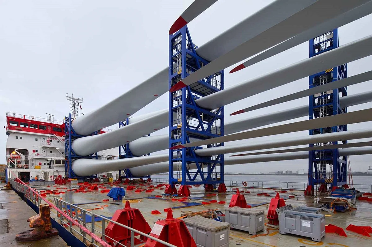Triton Knoll Marks Project Firsts as Blades Arrive at Seaton Port