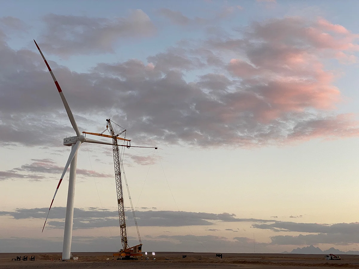 250MW West Bakr Wind Farm Installs First Turbine