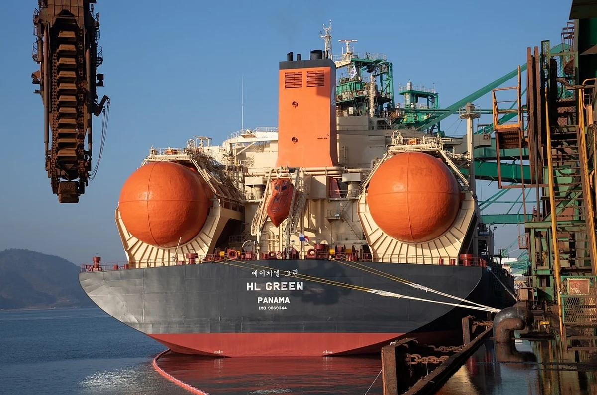 LNG Powered Iron Ore Bulker HL Green Lands at Gwangyang for Posco