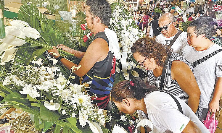 Flowers and candles at Carbon Public Market in Cebu City - Vimarsana News