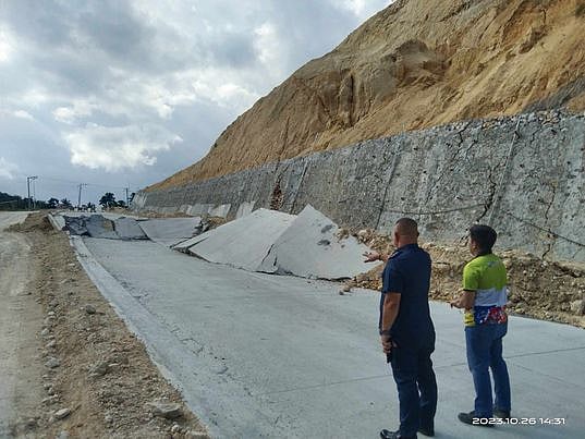 35 families in Naga City leave homes for fear of landslide - Vimarsana News
