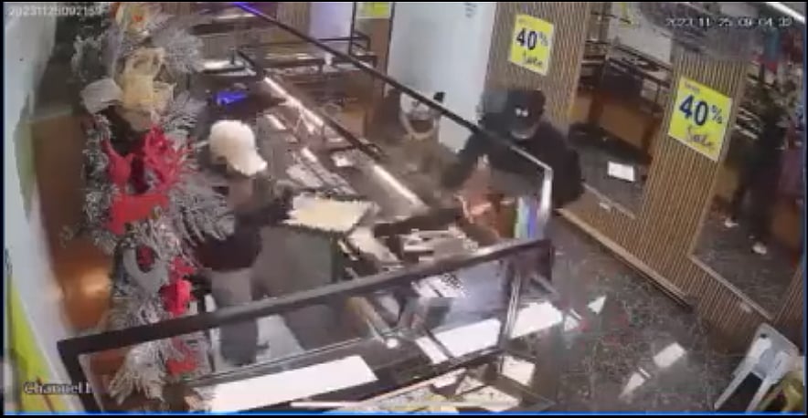 Police Investigation: 2 Suspected Pawnshop Robbers Grilled in Downtown Cebu City - Vimarsana News