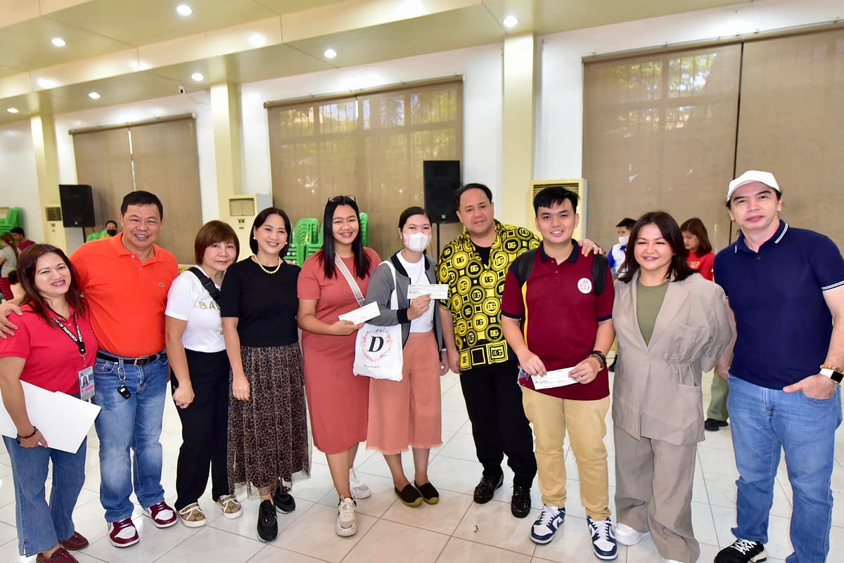 Board passers get P10-T financial aid from Capitol - Vimarsana News