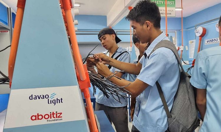 2 public high schools receive EIM laboratory from Davao Light - Vimarsana News
