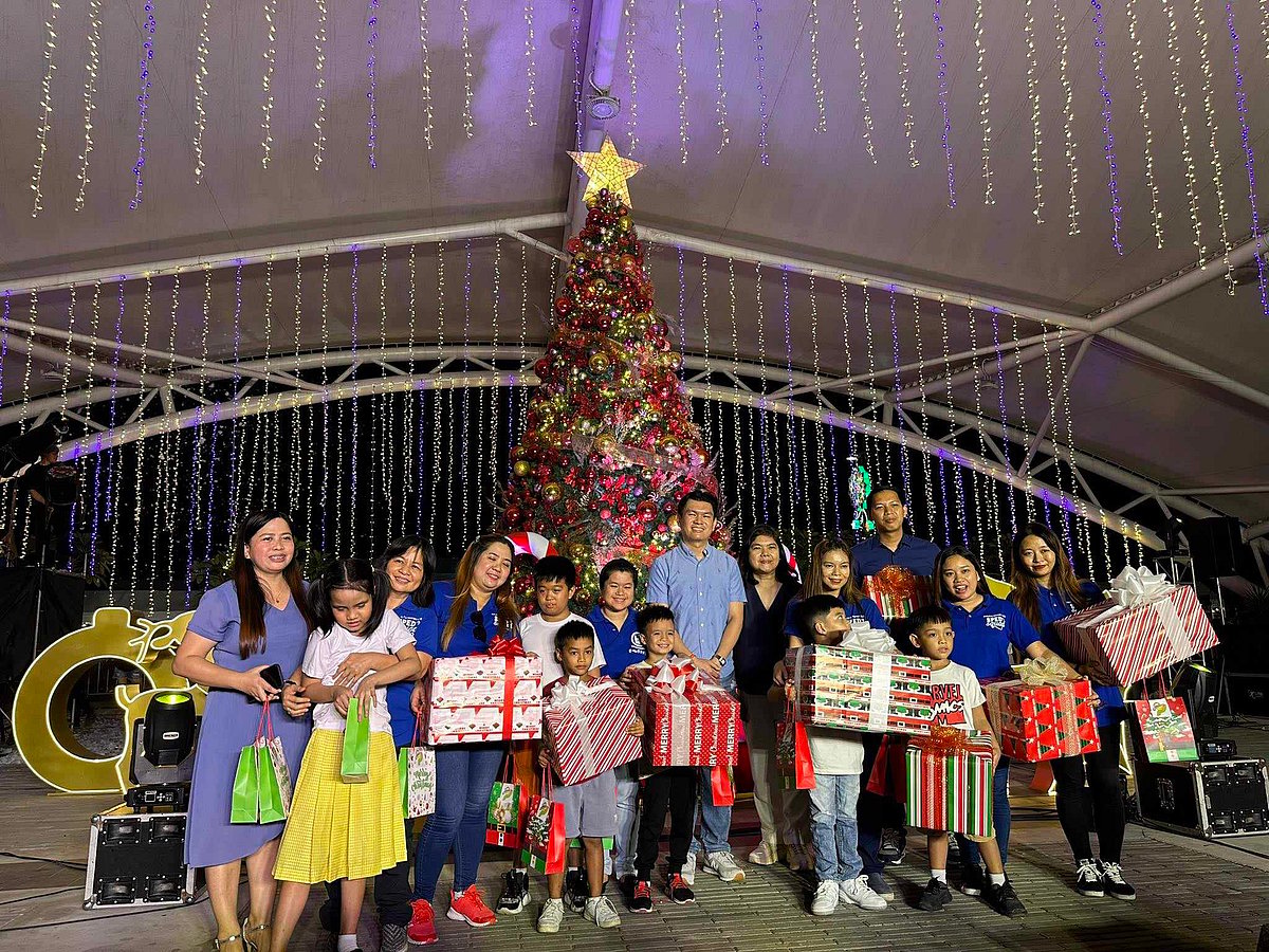 The Infinity lights its 22ft-tall Giant Christmas Tree - Vimarsana News