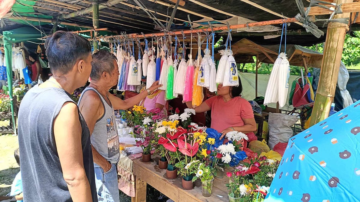 Price surge for flowers during Undas season - Vimarsana News