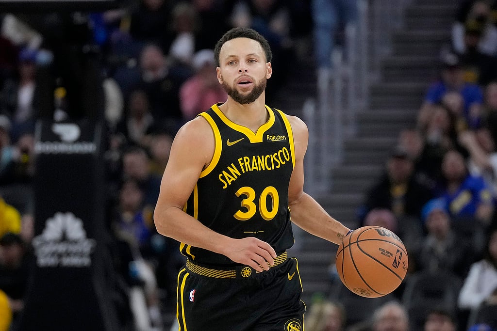 Steph Curry Makes History with NBA Record for 3-Pointers in 13 Straight Games - Vimarsana News