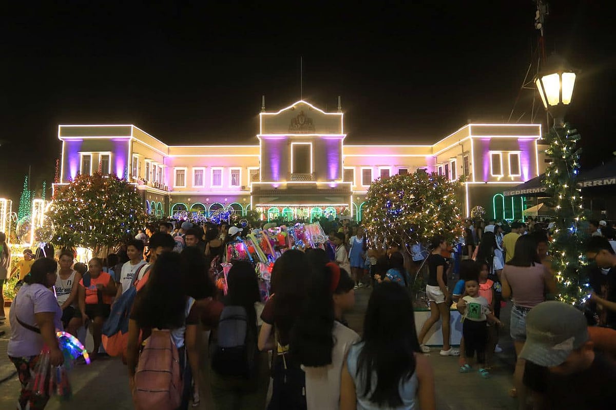 Mandaue City Unveils Disney-Themed Park to Kick Off Christmas Season | Mayor Jonas Cortes Lights Up 17-Foot Christmas Tree - Vimarsana News