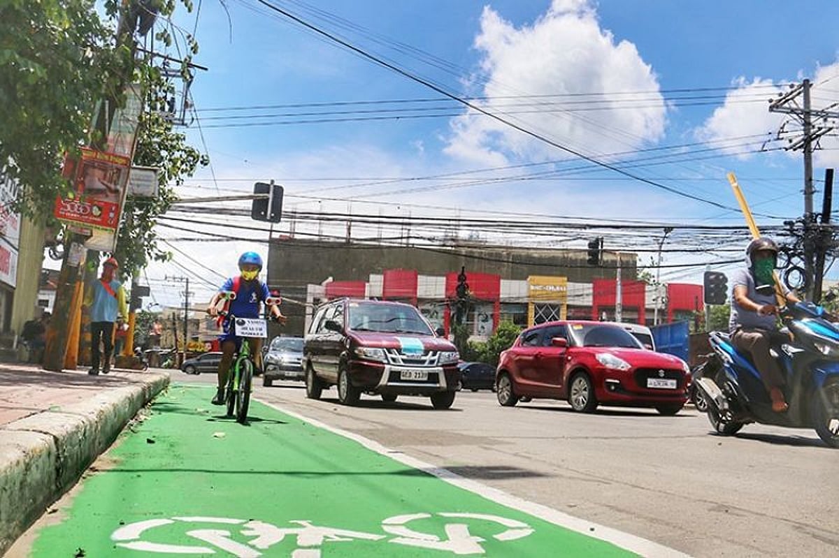 AT LAST, A BIKE LANE. A solid green lane on V. Rama Avenue, Cebu City is now ready for use by cyclists. More of this 1.2-meter-wide dedicated lane will be seen on major roads of the city in the coming days. (Amper Campana)