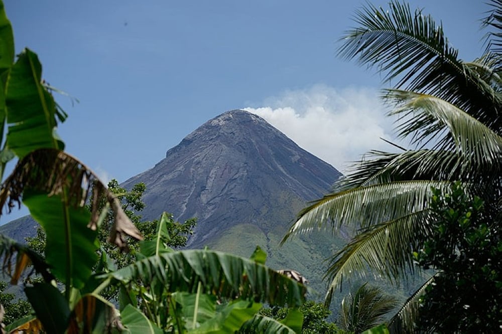 'Short incandescent lava flow' recorded in Mayon Volcano - Vimarsana News