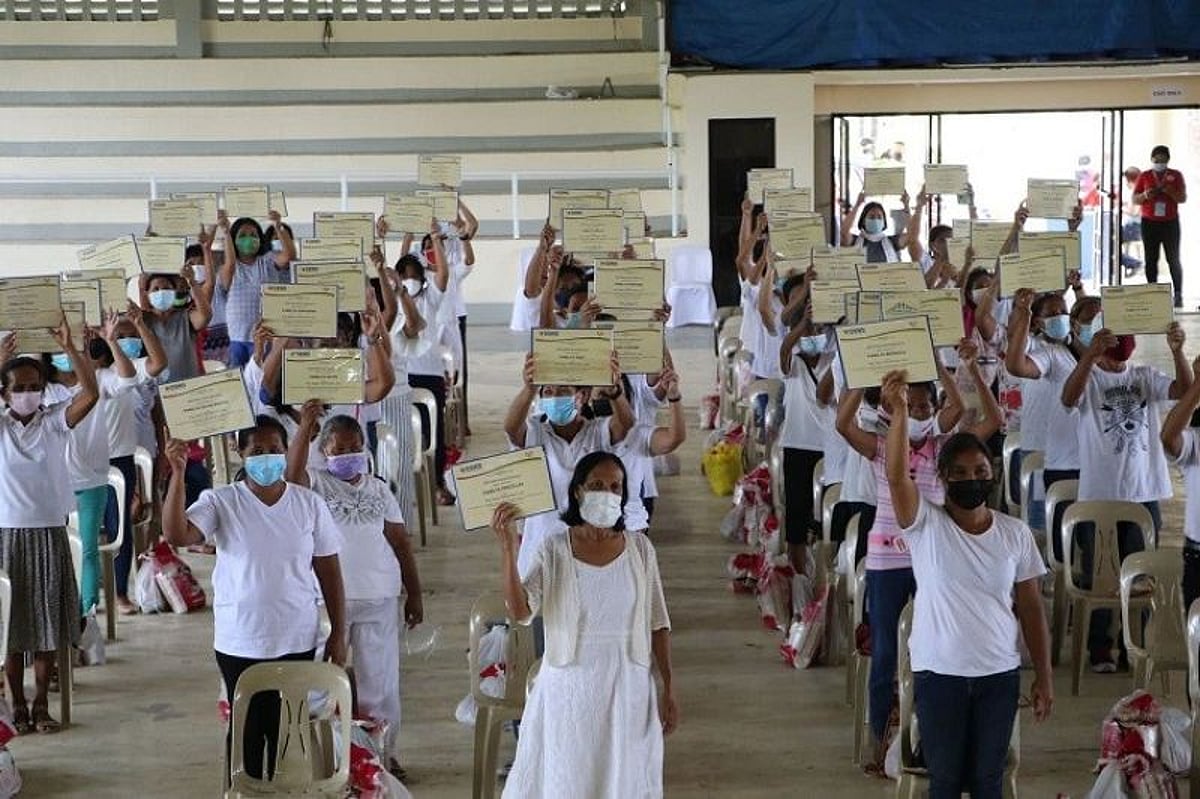 DSWD holds 1st 4Ps graduation in Central Visayas