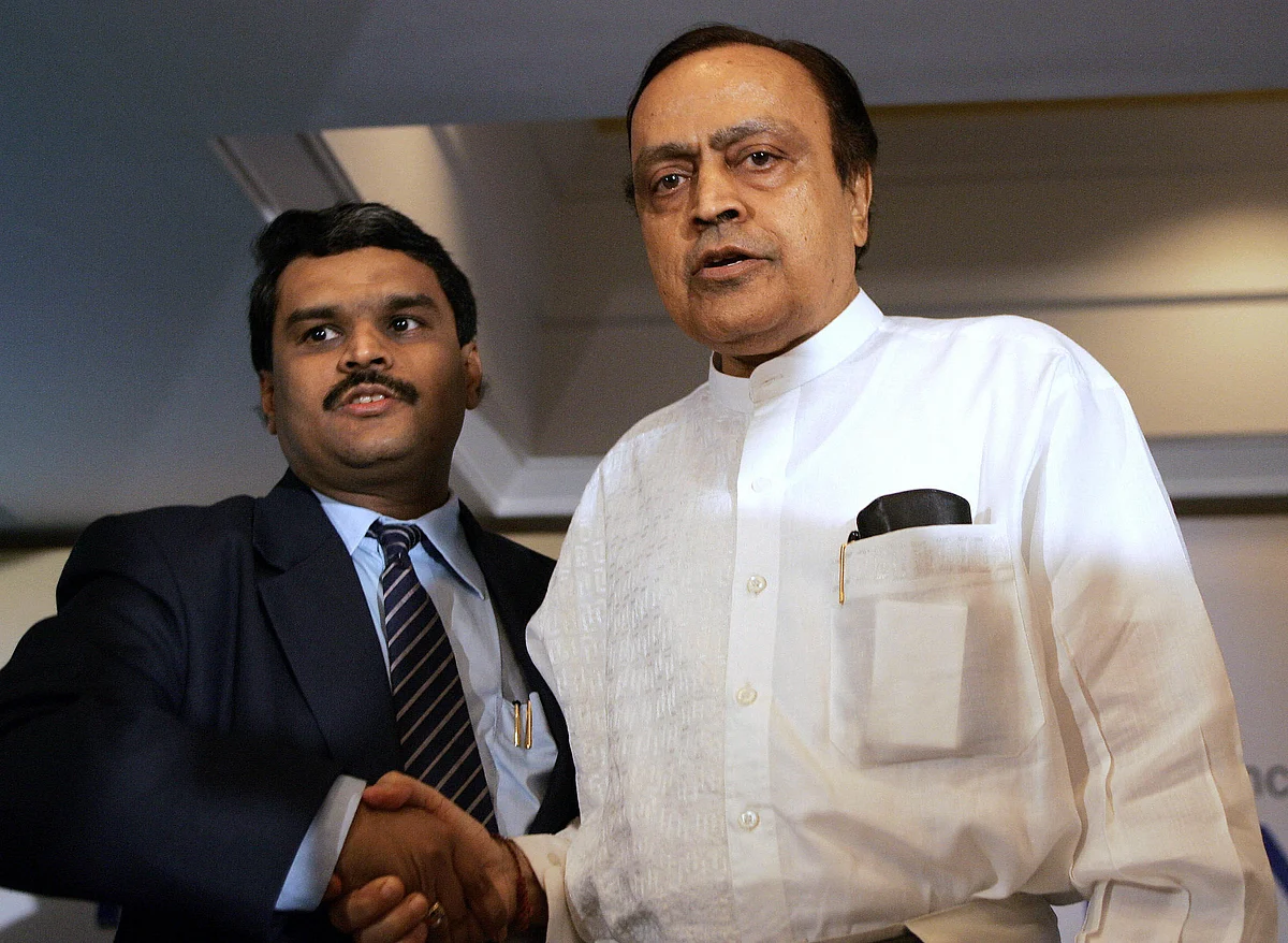 Jignesh Shah with Murli Deora (SEBASTIAN D’SOUZA/AFP/Getty Images)