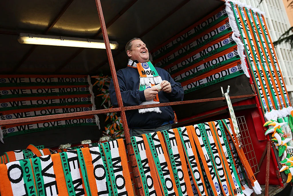 A vendor sells merchandise as crowds arrive at Wembley Stadium, London, for PM Modi’s event on November 13, 2015. (Dan Kitwood/Getty Images)