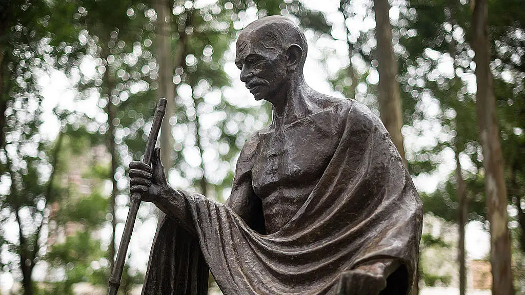Gandhi: From Colonial Racialism To
Hindu Humanism