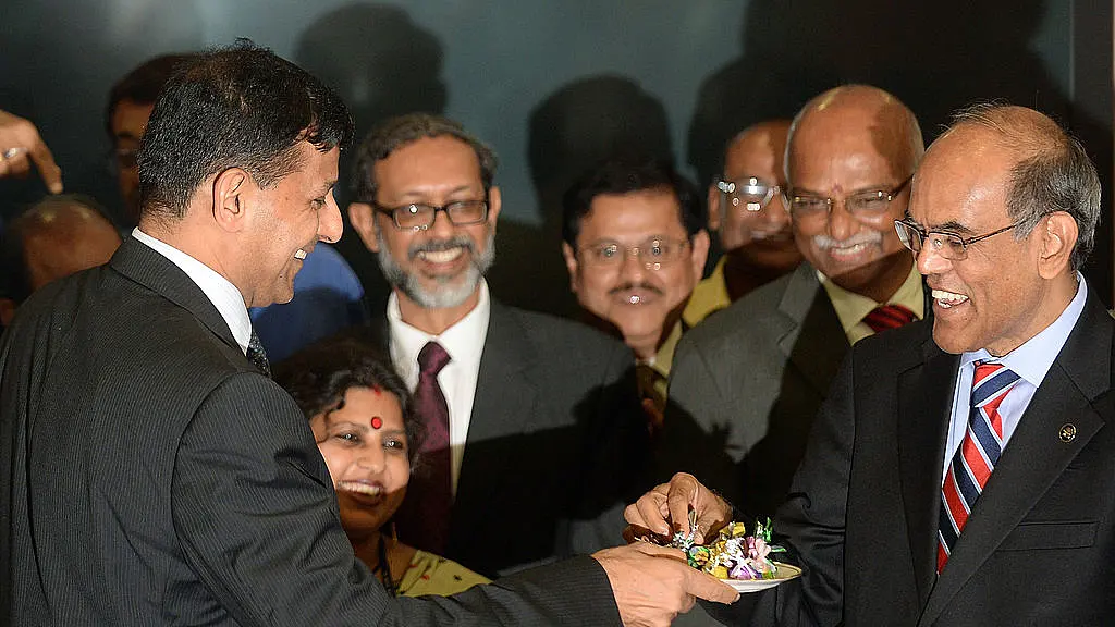 Here’s What These 5 Ex-RBI Governors Have To Say About Modi’s Demonetisation Drive
