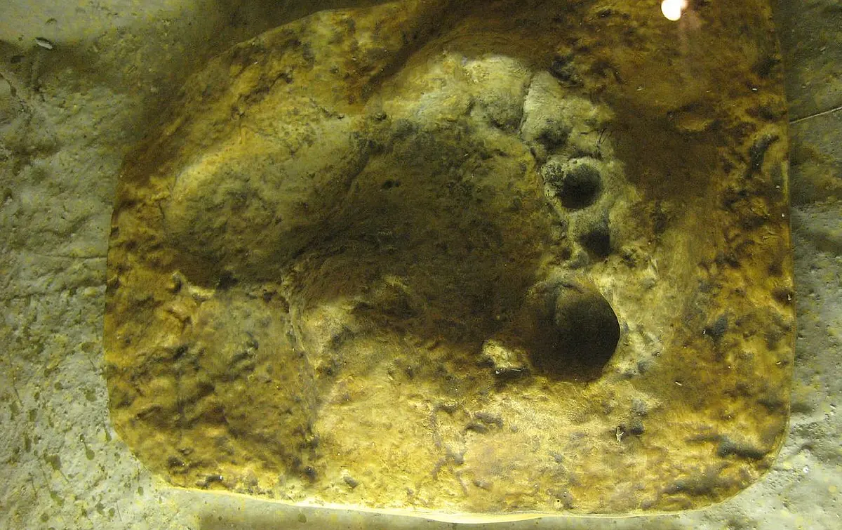 Neanderthals: The Womb Of
Caves