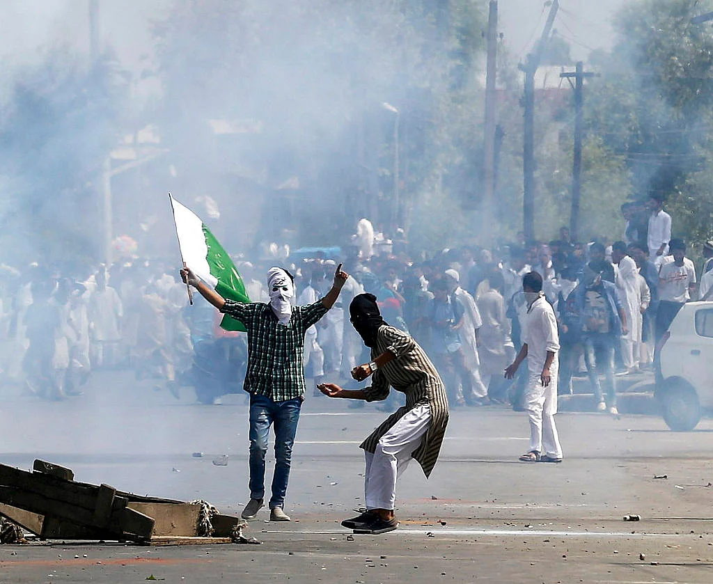 Stone pelting in Srinagar (Source: Waseem Andrabi/Hindustan Times/Getty Images)