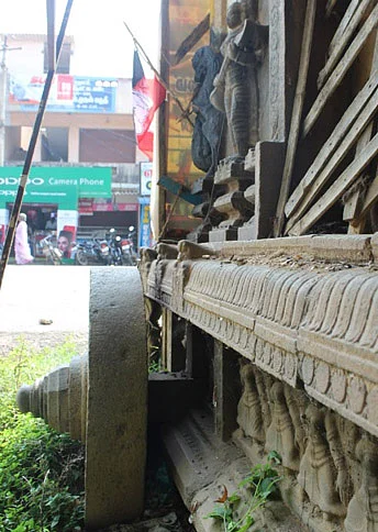 The Chatram is built like a chariot drawn by horsemen.