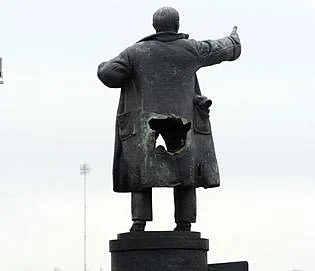A Lenin statue at the St. Petersburg railway station that was bombed. 