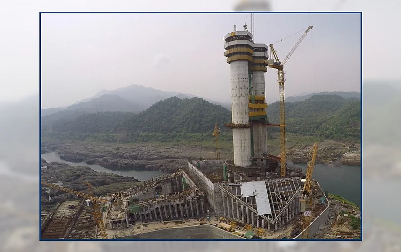 The construction of the statue in 2017