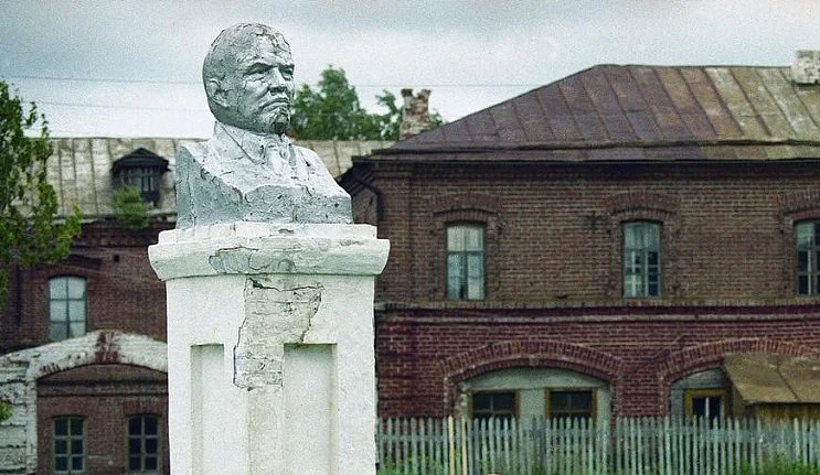 Lenin bust lies in disrepair. Sviyazhsk, Russia. 