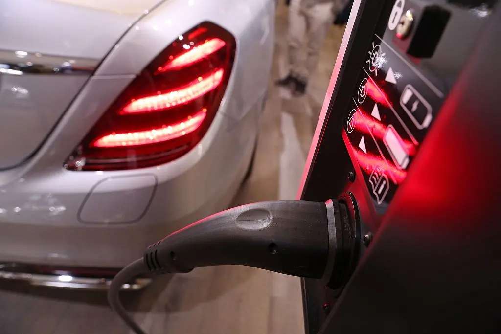 Government Plans To Set Up Electric Vehicle Charging Kiosks At 69,000 Petrol Pumps