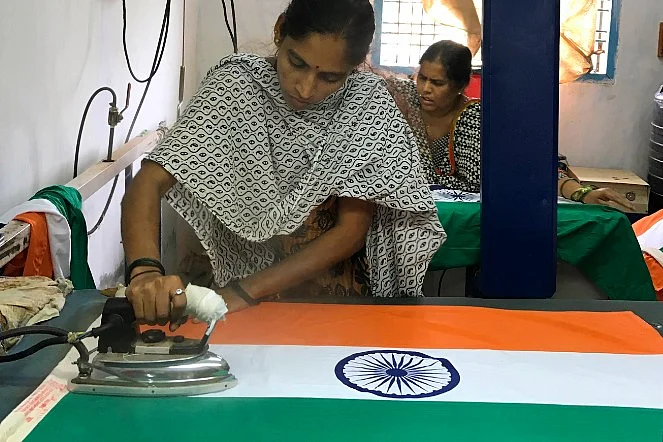 Every single flag is steam-ironed crease-free and then folded, packed. 