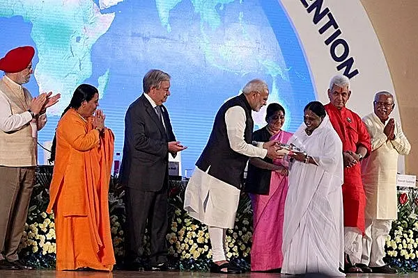 Mata Amritanandamayi, The Largest Contributor To Swachh Bharat Kosh, Felicitated By PM Modi
