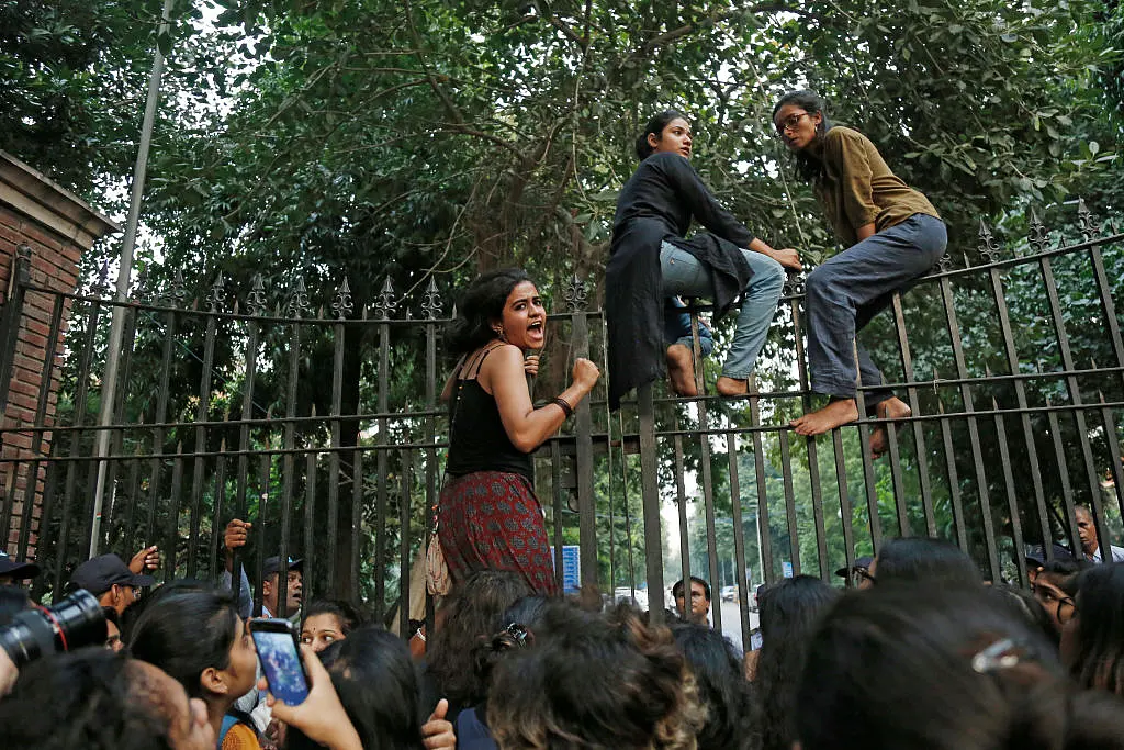 Lady Shri Ram College Offers To Give In To Students’ ‘Hostel Timings’ Demands, But They Will Have To ‘Pay’ For It