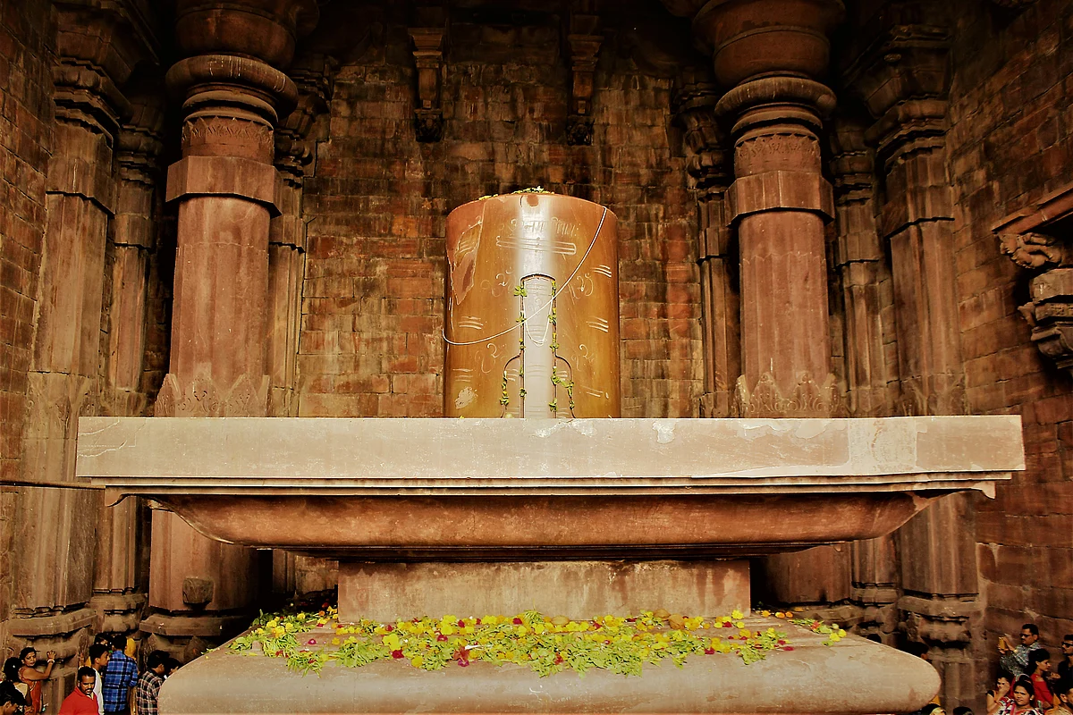 The Shiva Linga in the Bhojeshwar Temple ... one of the tallest in India.