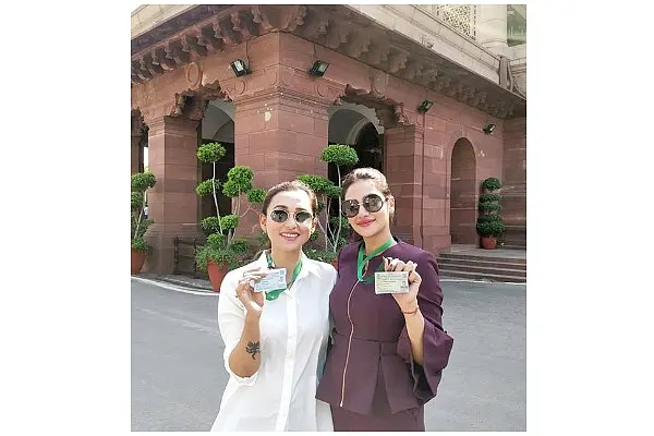 There Is No Virtue In Showing Off A Torn Kurta: Time For Politicians To Shed Their Sartorial Hypocrisy