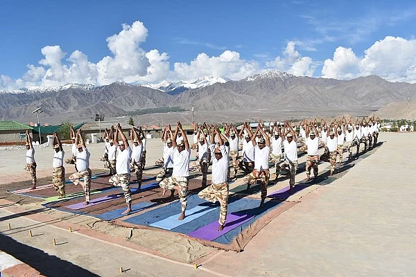 ITBP personnel performing Yoga at Leh (@ANI/Twitter)