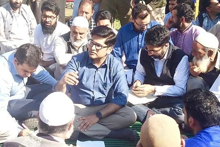 Governance At The Doorstep: Kashmiris Flock To Meet Visiting Officials Under Governor’s ‘Back To Village’ Initiative