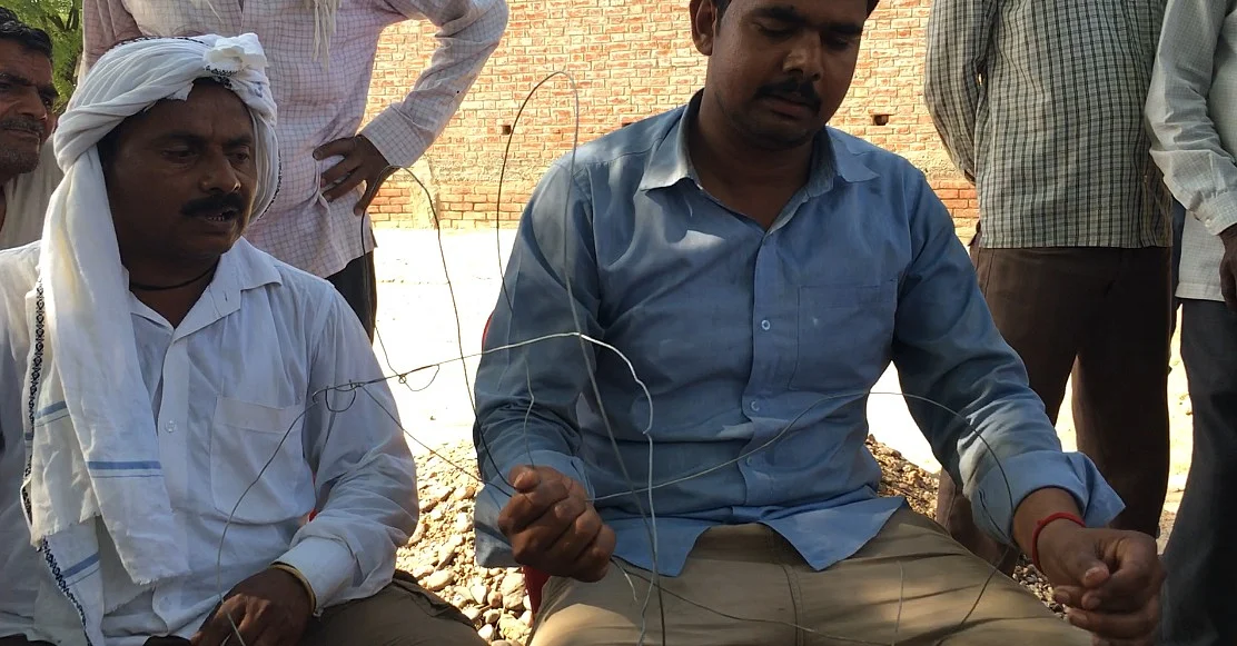 Om Prakash Saroj shows the wire that Vinay was tied with