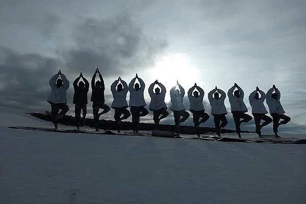 Indian Army personnel performing Yoga (@adgpi/Twitter)