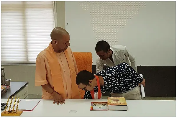 Kamlesh Tiwari’s Son Touching Yogi’s Feet Is No Insult To Brahmins; SP’s Charge Is An Attempt At Caste Politics 