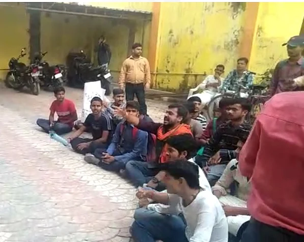SVDV students outside RSS office in Varanasi.