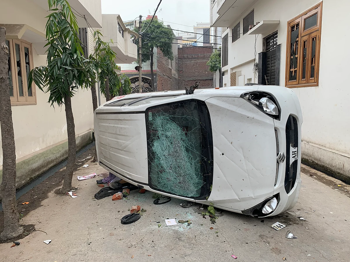 Car allegedly damaged by cops in <i>Pedon Wali Gali</i>