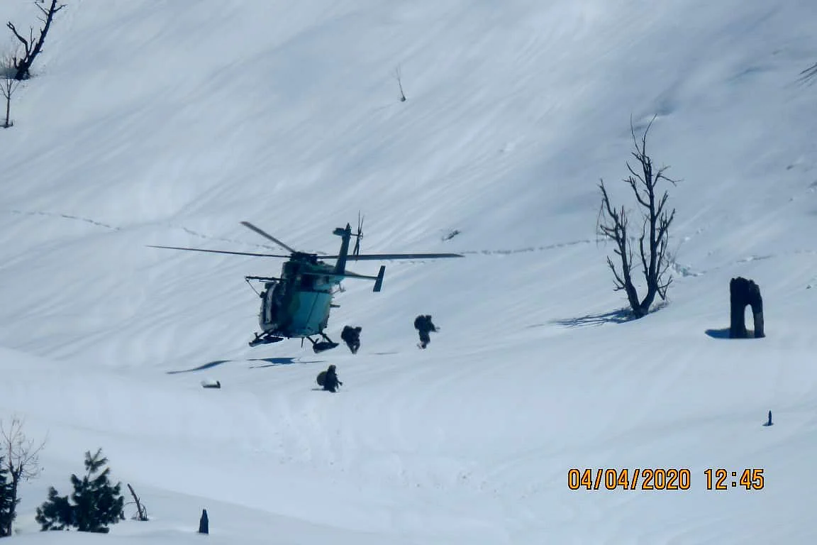 Commandos being airdropped. (@TheSatishDua/Twitter)