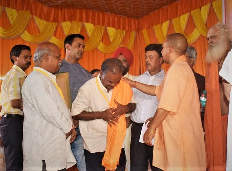 Ramamurthy Achar with Yogi Adityanath earlier