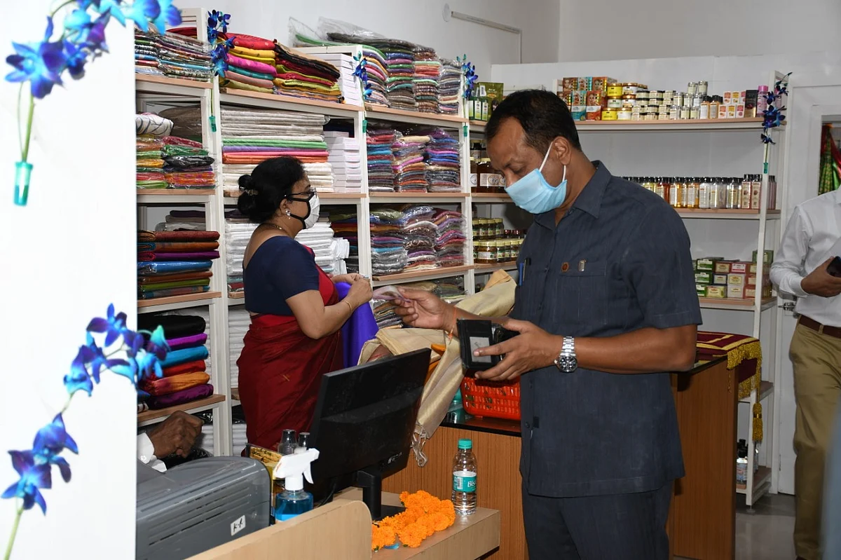 An SPG staff making a purchase.