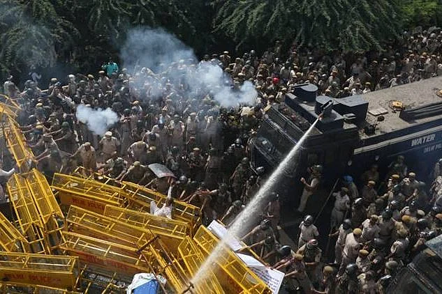 Anti-Farm Laws Protestors Stopped At At Haryana Punjab Border; Khattar Asks Amarinder To Stop Inciting Innocent Farmers