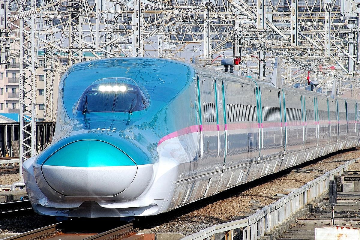 JR East E5 series shinkansen set U3 approaching Omiya Station in Japan. (Wikipedia)