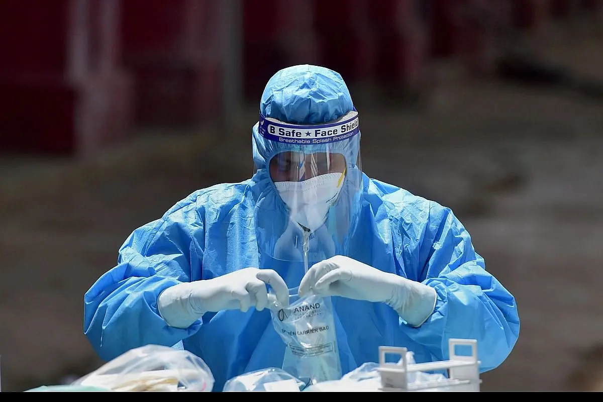Experts State That The Notion Of Omicron Being A Natural Vaccine Is Dangerous And Doesn't Take Long COVID Into Account