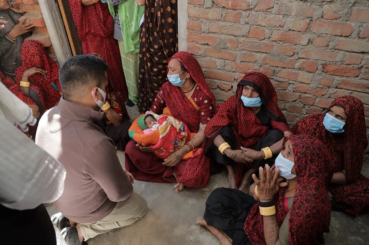 Minister Harsh Sanghavi with Kishan’s family holding Kishan’s 20-day-old daughter