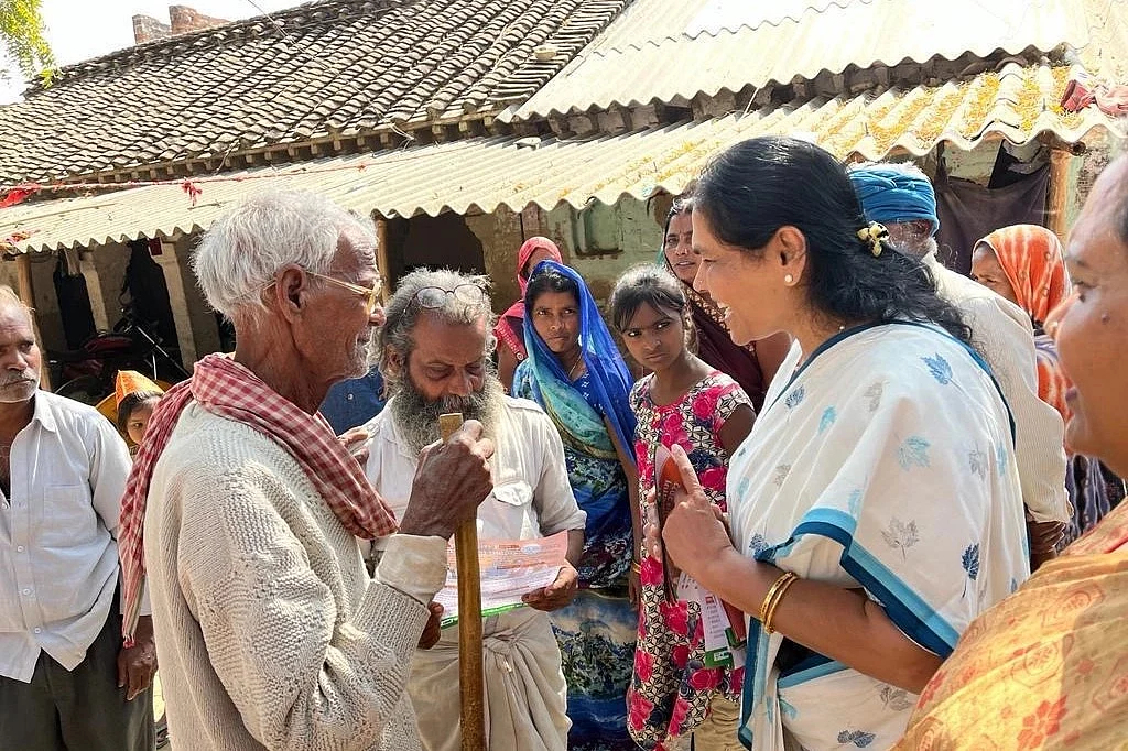 MOS Shobha Karandlaje campaigning in Jalalpura constituency in Ambedkarnagar district
